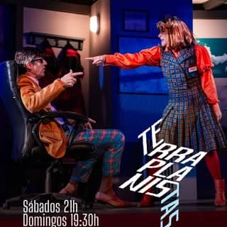 TERRAPLANISTAS

Un musical político sobre teorías de la conspiración y otras actividades anticientíficas

🧊Un grupo de terraplanistas zarpa desde Ciudad del Cabo con destino a la Antártida para demostrar que la Tierra tiene forma de tortita y que el continente blanco es un muro de hielo que rodea el planeta. Tras un mes de travesía por el Atlántico austral, llegan a las islas Shetland del Sur y toman como rehenes a los investigadores de la base científica española Juan Carlos I para obtener de ellos las pruebas definitivas de su teoría. Y todo esto, cantando. 

¿Qué tan lejos podemos llegar para demostrar algo absurdo? ¿Qué sucede si nuestra identidad se basa en un error de cálculo?

✍️texto y dirección: Santiago Sanguinetti
Música: Sebastián Codoni

🎭Elenco: Pierino Zorzini, Claudio Lachowicz, Camila Cayota, Rodrigo Tomé, Soledad Lacassy

Músicos en escena:
Sebastián Codoni — guitarra
Pablo Schol — batería
Virginia Álvarez — bajo

📍 Sala Campodónico

Entradas en Redtickets y boletería del teatro🎭

🗓Sábado 21 hs
🗓Domingos 19:30 hs

🔥 Sacá la tuya y vení a ver hasta dónde llega este delirio.

✨ Temporada 2026 — Blanca Loureiro