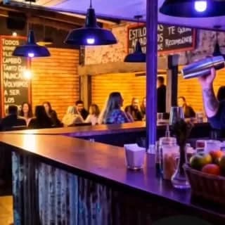 Más que un bar, es una experiencia. 🍸
Luces bajas, buena música y sabores que te sorprenden en cada trago.
¿Te animás a vivirlo?